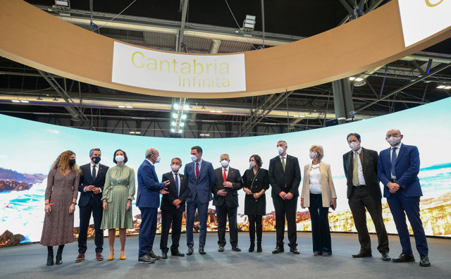 El presidente Pedro Sánchez en el estand de Cantabria en Fitur