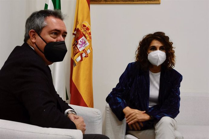 Archivo - El secretario general del PSOE-A, Juan Espadas, reunido con la ministra de Hacienda, María Jesús Montero.