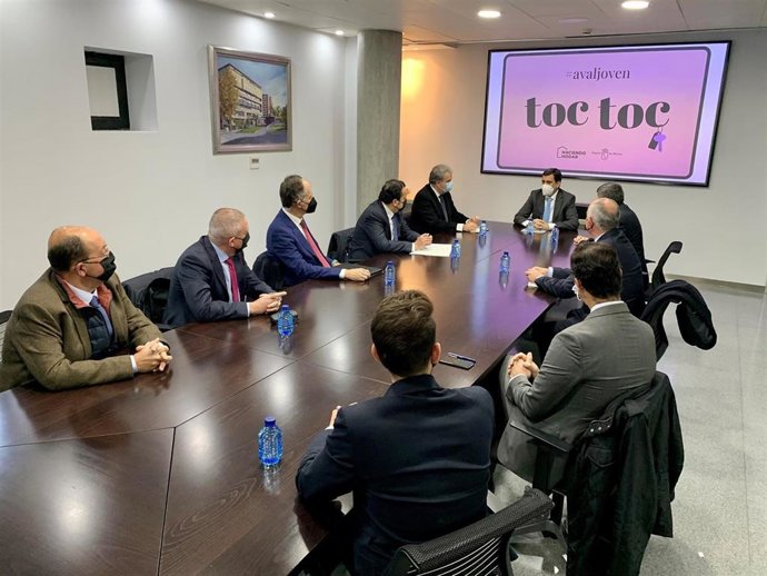 El consejero Díez de Revenga, y el director del ICREF, Nicolás Gonzálvez,  durante la reunión de la Comisión de Seguimiento de la Línea ICREF Aval Joven de la Región con representantes de entidades financieras