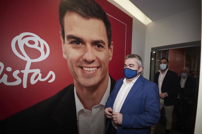 El secretario de Organización del PSOE, Santos Cerdán, camina delante del portavoz del PSN en el Parlamento de Navarra, Ramón Alzórriz, en la sede del PSN este viernes en Pamplona.