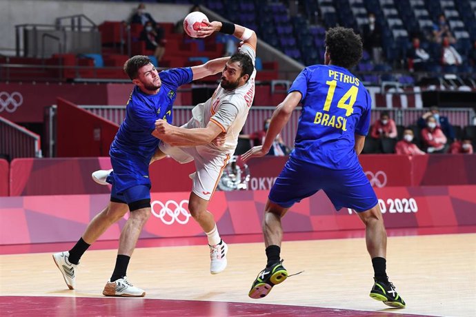 Archivo - El central español Dani Sarmiento en un partido de España contra Brasil en los Juegos Olímpicos de Tokyo 2020