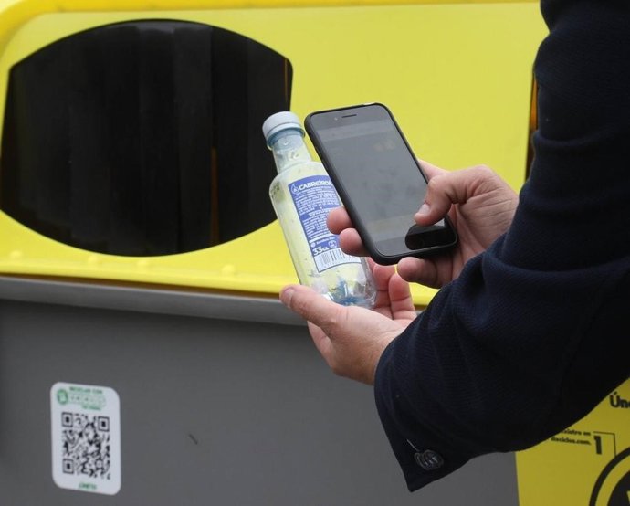 Usuaria del programa Reciclos, el Sistema de Devolución y Recompensa de Ecoembes.