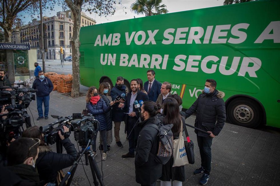 El líder de Vox en Catalunya, Ignacio Garriga, y diputados de la formación en el Parlament durante la presentación del autobús de la campaña 'Barrios Seguros' a 21 de enero de 2022, en Barcelona.