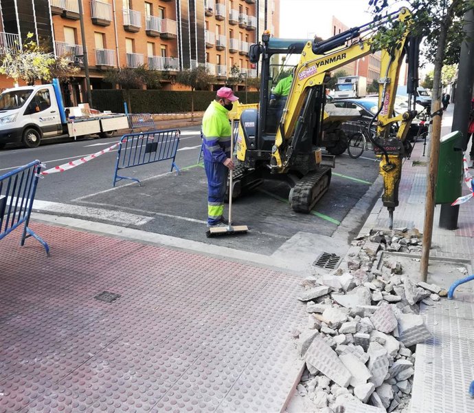 El Ayuntamiento realiza obras de mejora de la canalización y cableado del alumbrado exterior en la calle Huesca