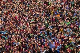 Archivo - Cientos de personas en el chupinazo de los Carnavales de Tolosa.
