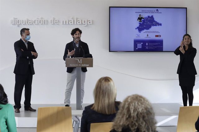 El diputado de Tercer Sector, Francisco José Martín, presenta el proyecto 'Servicio Provincial de Intérprete de Lengua de Signos' de la Sociedad Federada de Personas Sordas de Málaga.