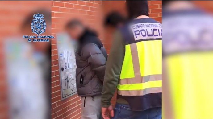 Momento de la detención en Madrid del líder de Bastión Frontal por una paliza a otro miembro del grupo ultra