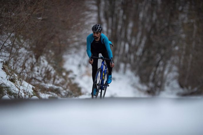 Archivo - El ultraciclista Omar Di Felice inicia en febrero la primera vuelta al mundo en bici a través del ártico.