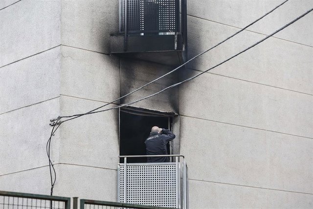 Un agente realiza fotografías del interior de la Residencia de la Tercera Edad de Moncada donde esta pasada noche se ha producido un incendio, a 19 de enero de 2022, en Moncada, Valencia, Comunidad Valenciana, (España). U
