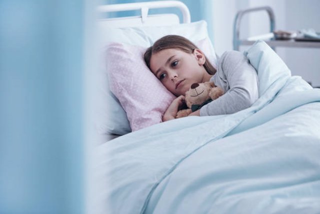 Una menor se encuentra en una cama de hospital ingresada.