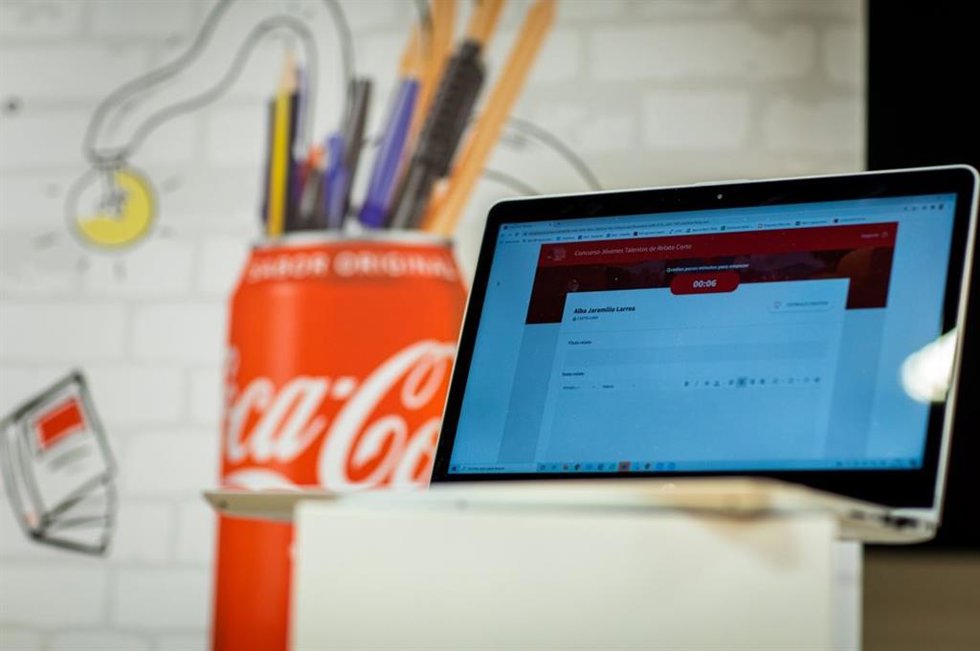 Cartel del certamen de relatos de Coca-Cola.