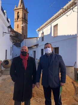El delegado territorial de Regeneración, Justicia y Administración Local de la Junta en Huelva, Alfredo Martín, se reúne con el alcalde de Alájar, Rafael Martín.