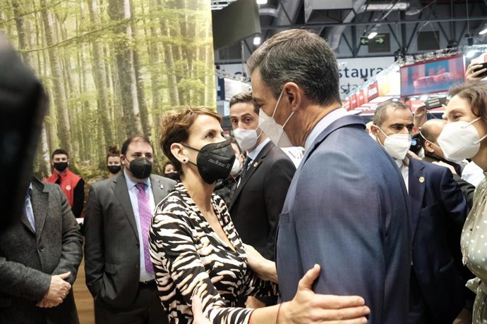 La presidenta de Navarra, María Chivite, con el presidente del Gobierno de España, Pedro Sánchez, en el stand de Navarra en Fitur.