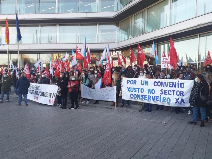 Concentración convocada por CC.OO., UGT y CIG ante la delegación territorial de la Xunta en Vigo, en demanda de un convenio digno para el sector de la conserva.