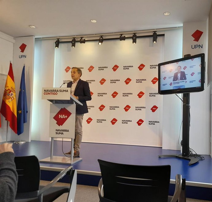 El portavoz de NA+ en materia de vivienda, Juan Luis Sánchez de Muniáin, durante la rueda de prensa