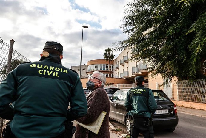 Varios agentes en las inmediaciones de la Residencia de la Tercera Edad de Moncada donde esta pasada noche se ha producido un incendio, a 19 de enero de 2022, en Moncada, Valencia, Comunidad Valenciana, (España). Un total de seis personas han fallecido 