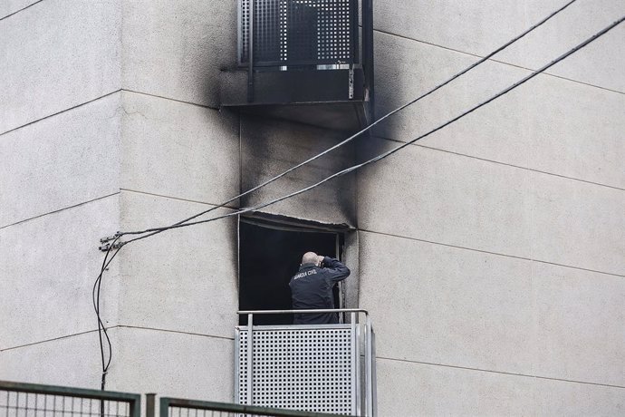 Un agent realitza fotografies de l'interior de la Residncia de la Tercera Edat de Montcada on aquesta passada nit s'ha produt un incendi, a 19 de gener de 2022, a Montcada, Valncia, Comunitat Valenciana, (Espanya). 