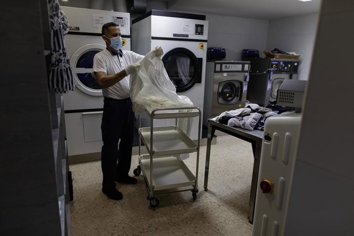 Archivo - Un trabajador de la limpieza en una residencia para personas con discapacidad.