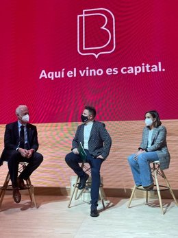 Presentación en Fitur del proyecto Enópolis, Bodegas de Logroño y Calle Laurel con el alcalde de Logroño, Pablo Hermoso de Mendoza y la concejala de Turismo, Esmeralda Campos