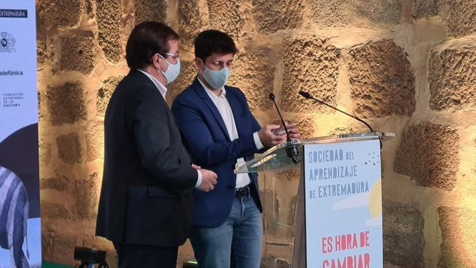 Guillermo Fernández Vara, junto al ilusionista Jorge Luengo