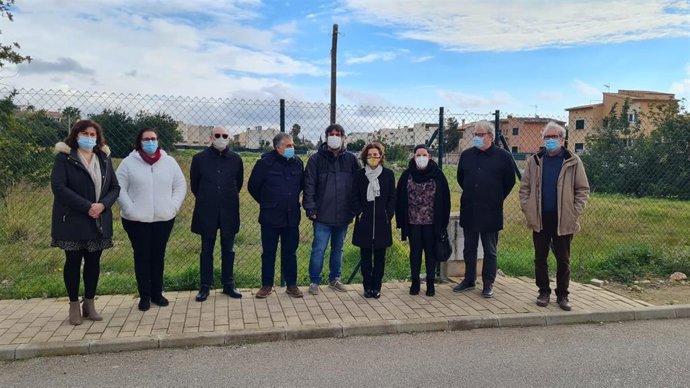 Representantes del Govern y el Ayuntamiento de Bunyola en el solar donde se prevé la ubicación de la residencia.