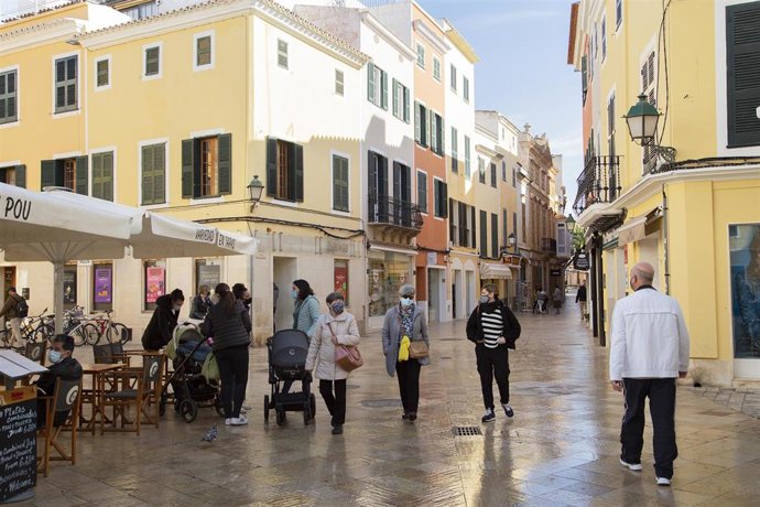 Archivo - Varias personas pasean por el centro de la ciudad durante el Covid-19 en Menorca. 