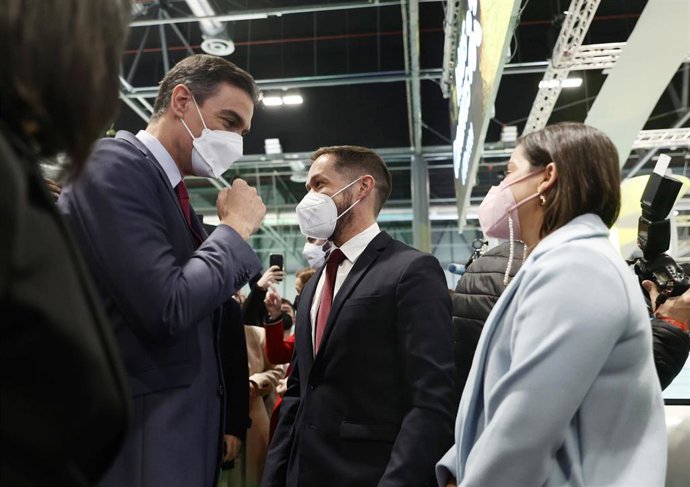 El presidente del Gobierno, Pedro Sánchez, visita los estands de las diferentes comunidades a su llegada al acto La Sostenibilidad como palanca de la competitividad turística. 