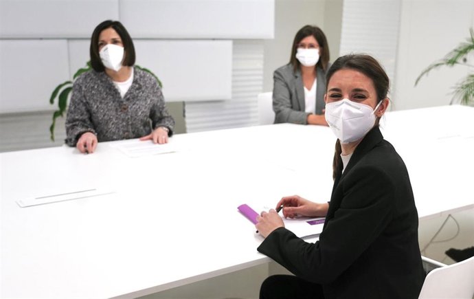 La consejera de Igualdad, Justicia y Políticas Sociales del Gobierno Vasco, Beatriz Artolazabal (i) y la ministra de Igualdad, Irene Montero (d), durante una reunión en la sede de la Consejería de Bilbao 