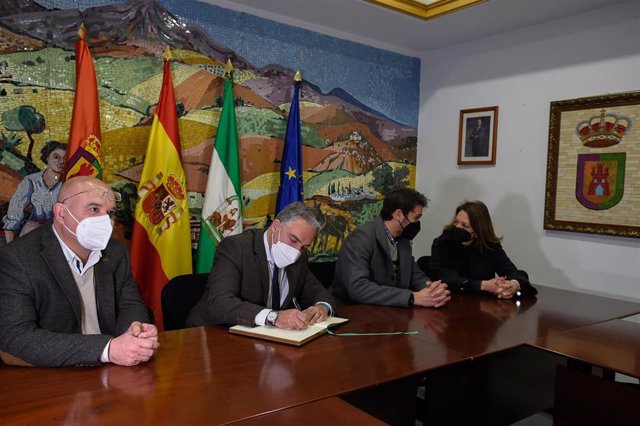 El consejero de Presidencia, Administración Pública e Interior, Elías Bendodo,  realiza una visita institucional al Ayuntamiento de Casabermeja (Málaga).-ÁLEX ZEA.