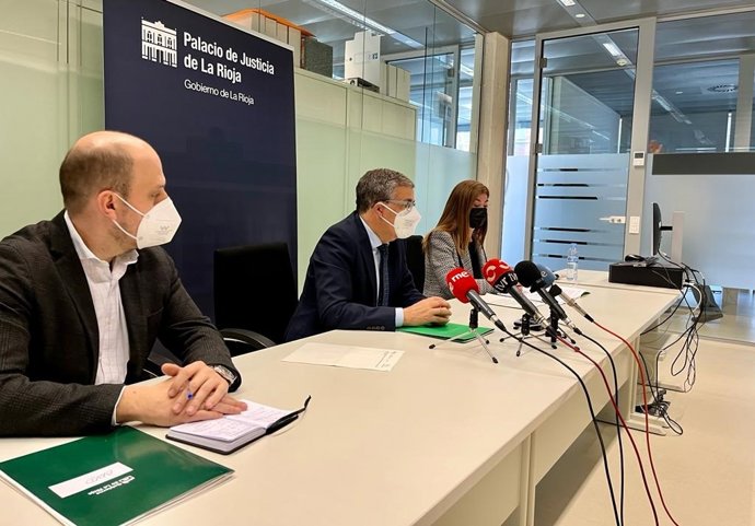 El consejero de Servicios Sociales, Pablo Rubio, junto al director general de Justicia, Jorge Medel, y la responsable de la oficina, Bárbara Romo