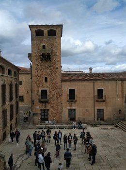 Archivo - Turistas en la Plaza de San Jorge el pasado lunes 1 de noviembre
