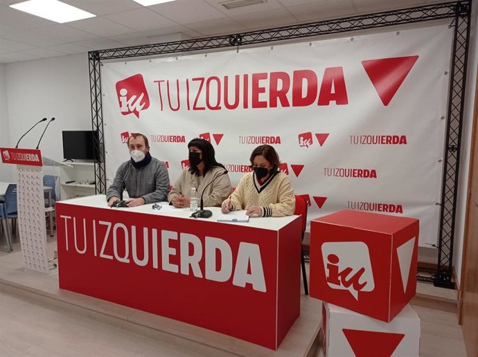 Guiomar Sarabia, junto a Diego Mendiola y Henar Moreno (IU La Rioja), aplaude la labor educativa de la Ley de Memoria Democrática por la historia y tener una democracia plena