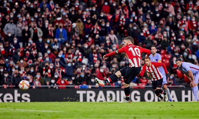 Iker Muniain dispara el penalti que dio la victoria al Athletic