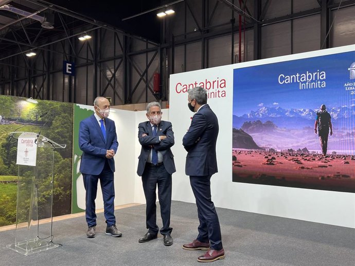 Javier López Marcano, Miguel Ángel Revilla y Pablo Zuloaga en el stand de Cantabria en Fitur