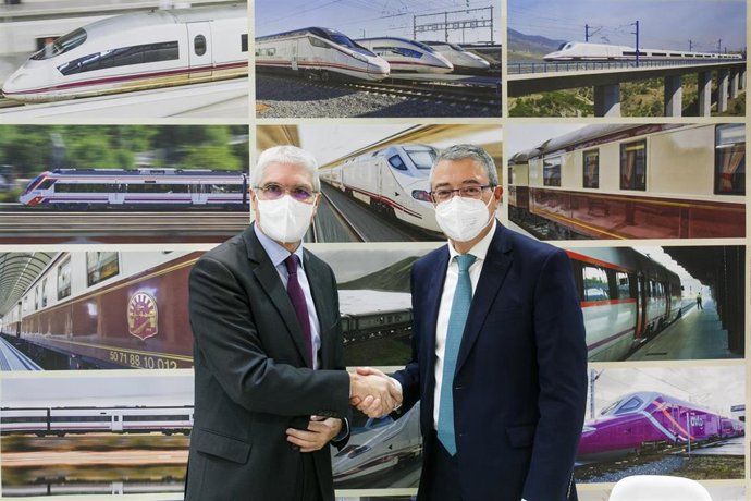 El presidente de la Diputación y de Turismo Costa del Sol, Francisco Salado  y el presidente de Renfe, Isaías Taboas, en la firma de un convenio