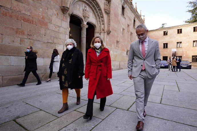 La subdelegada del Gobierno de Salamanca, María Encarnación Pérez, la vicepresidenta primera y ministra de Asuntos Económicos y Transformación Digital, Nadia Calviño y el rector de la Universidad de Salamanca, Ricardo Rivero.