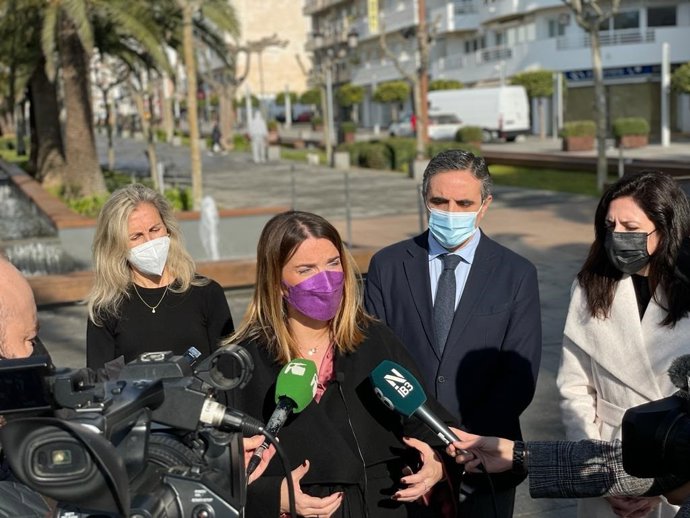 La presidenta del PP de Baleares, Margalida Prohens, atiende a los medios en Ibiza