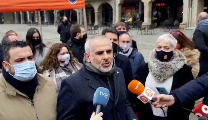 El líder de Cs en Catalunya, Carlos Carrizosa, en una visita a Vic (Barcelona) el 21 de enero de 2022.