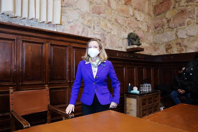 La vicepresidenta primera y ministra de Asuntos Económicos y Transformación Digital, Nadia Calviño en el Aula Unamuno de la Universidad de Salamanca.