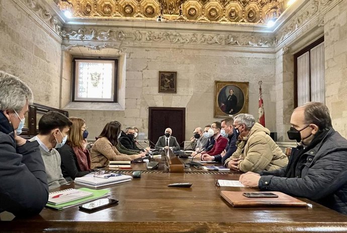Reunión de constitución de la nueva Unidad de Atención a Barrios, que ha presidido el alcalde, Antonio Muñoz.