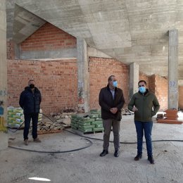 El delegado territorial de Regeneración, Justicia y Administración Local de la Junta en Granada, Enrique Barchino, ha visitado este viernes Dílar (Granada), donde se ha reunido con el alcalde, José Ramón Jiménez.