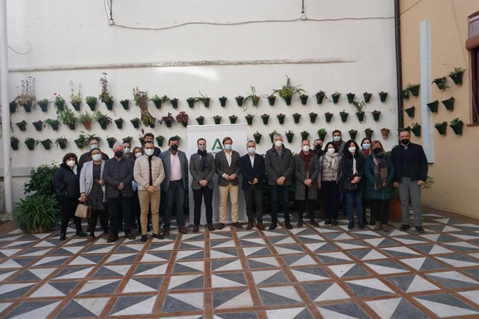 Herrador y Repullo (centro), con los alcaldes y presidentes de mancomunidades.