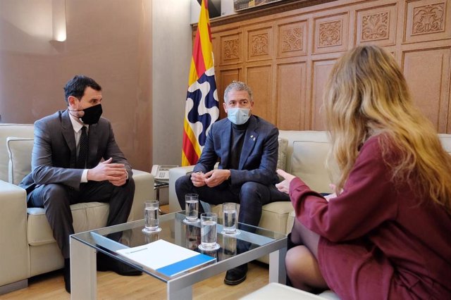 El conseller d'Educació (centre), Josep Gonzàlez-Cambray, amb l'alcalde de Badalona (esquerra) , Rubén Guijarro