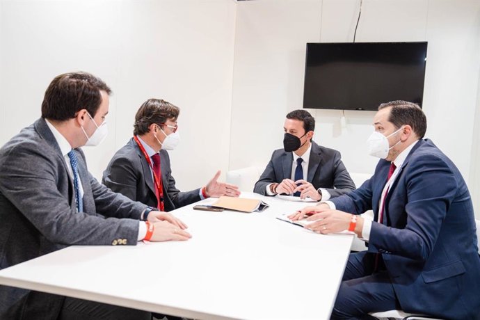 El presidente de la Diputación de Almería se reúne con directivos de Iberia.