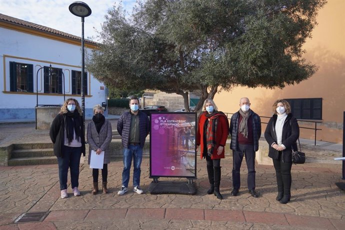 El alcalde de Marratxí, Miquel Cabot, y otros representantes municipales en la presentación del PEOL.