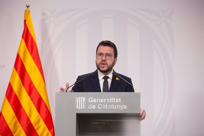 Archivo - El presidente de la Generalitat, Pere Aragons, interviene en una rueda de prensa. ARCHIVO.