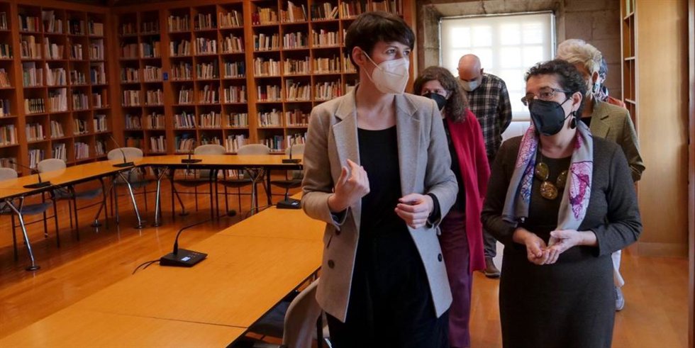 La portavoz nacional del BNG, Ana Pontón, con la presidenta del Consello da Cultura Galega, Rosario Álvarez, durante una visita a la sede de la institución
