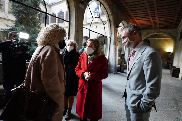 (I-D) La vicerrectora de estudiantes, Celia Aramburu; la subdelegada del Gobierno de Salamanca, María Encarnación Pérez; la vicepresidenta primera y ministra de Asuntos Económicos y Transformación Digital, Nadia Calviño y el rector de la Universidad de 