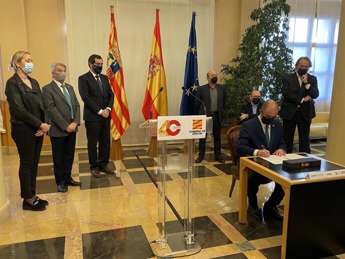 La firma ha tenido lugar en la Sala de Columnas del Edificio Pignatelli.