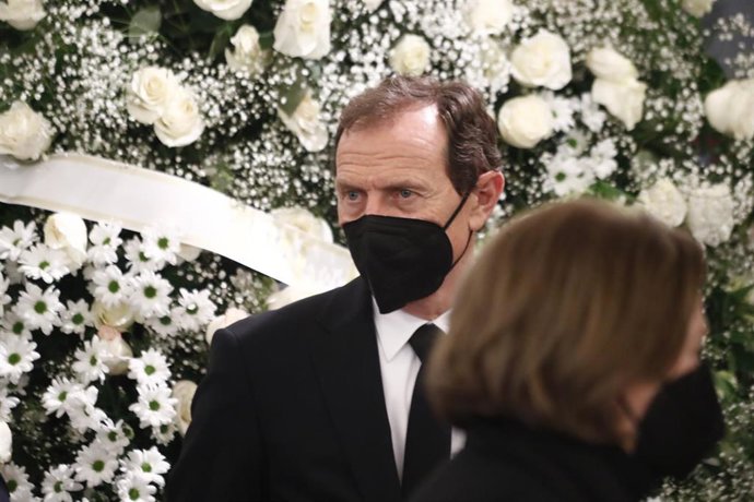 El Director de Relaciones Institucionales del Real Madrid, Emilio Butragueño, en la capilla ardiente de Paco Gento